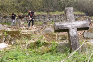 003 Zahájení čištění a dokumentace náhrobků na hřbitově ve Svatoboru  